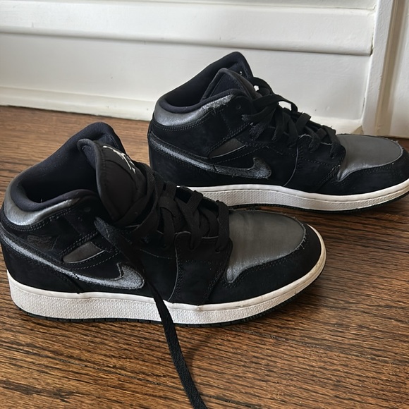 Air jordan mids size 5.5y - Picture 4 of 7